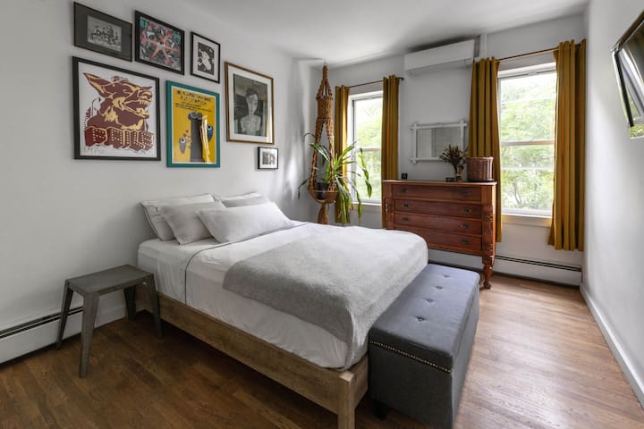 Cozy 2BR Retreat | 15 Min to Manhattan