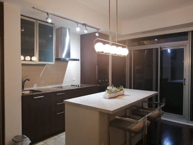 Beautiful 3 Bdr Lake View By CN TowerToronto Condo gallery image 3