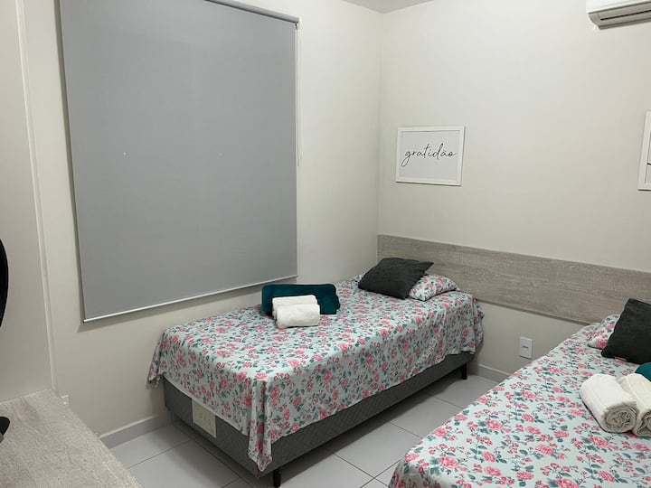 Soba 2
02 Kreveti za jednu osobu + 01 pomoćna kutija s pjenom (pomoćni krevet)