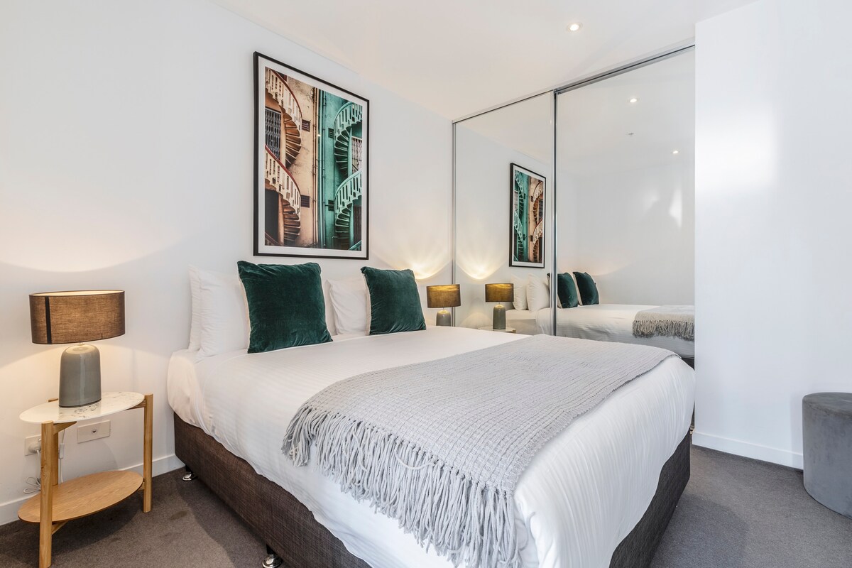 Utečte do spálne, ktorá sľubuje pokojné noci s luxusnou posteľnou bielizňou a manželskou posteľou Queen.