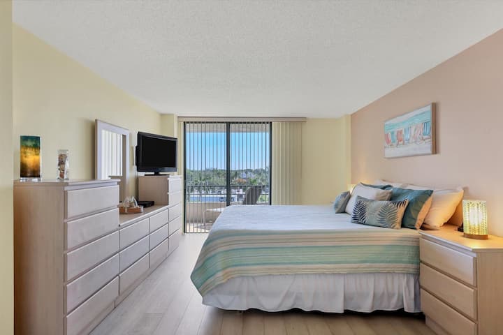 Hlavná manželská posteľ King so vstupom na balkón