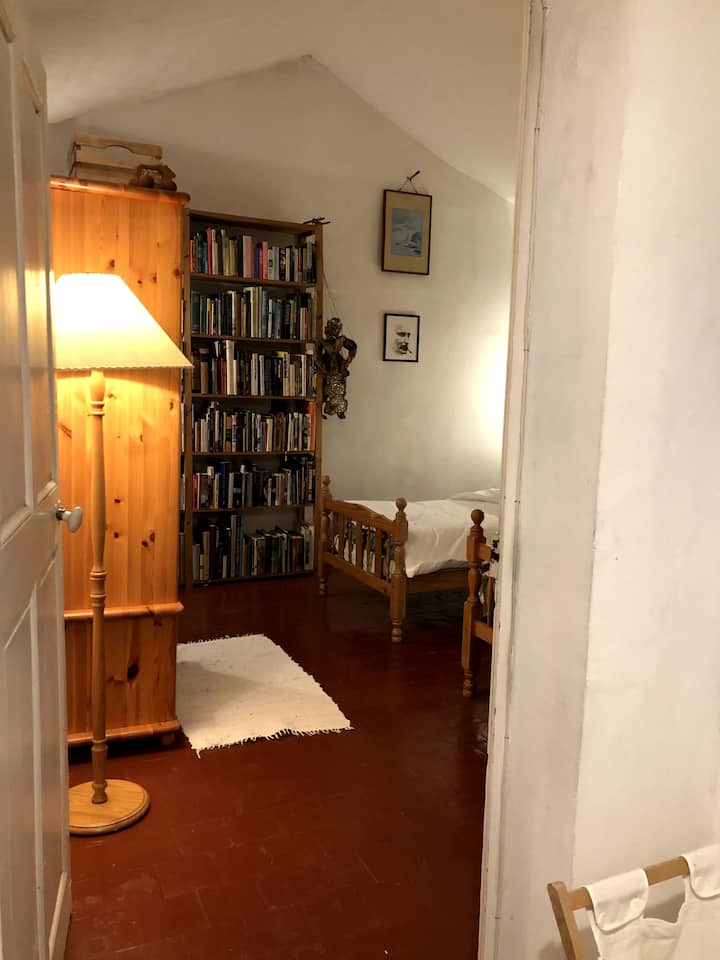 La biblioteca, el segundo dormitorio de arriba. Dos camas, 90 cm cada una.