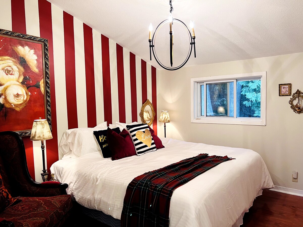 Спалня с кралски размери и тематична декорация