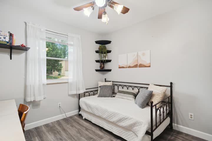 Ofisi ina kitanda cha mchana ambacho kinavutwa kwenye vitanda viwili tofauti au kinaweza kusukumwa pamoja ili kuunda malkia mwenye starehe