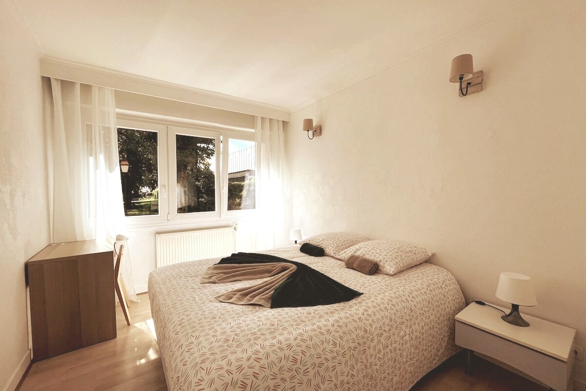 Glavna spavaća soba ( bračni krevet 180x200) s radnim stolom na daljinu.