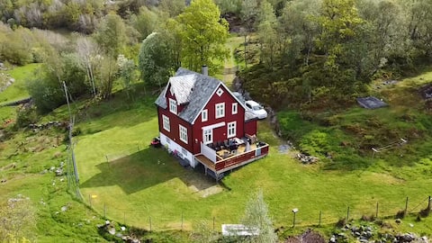 Find peace and quiet on Tysnes. Possibility to rent a boat.