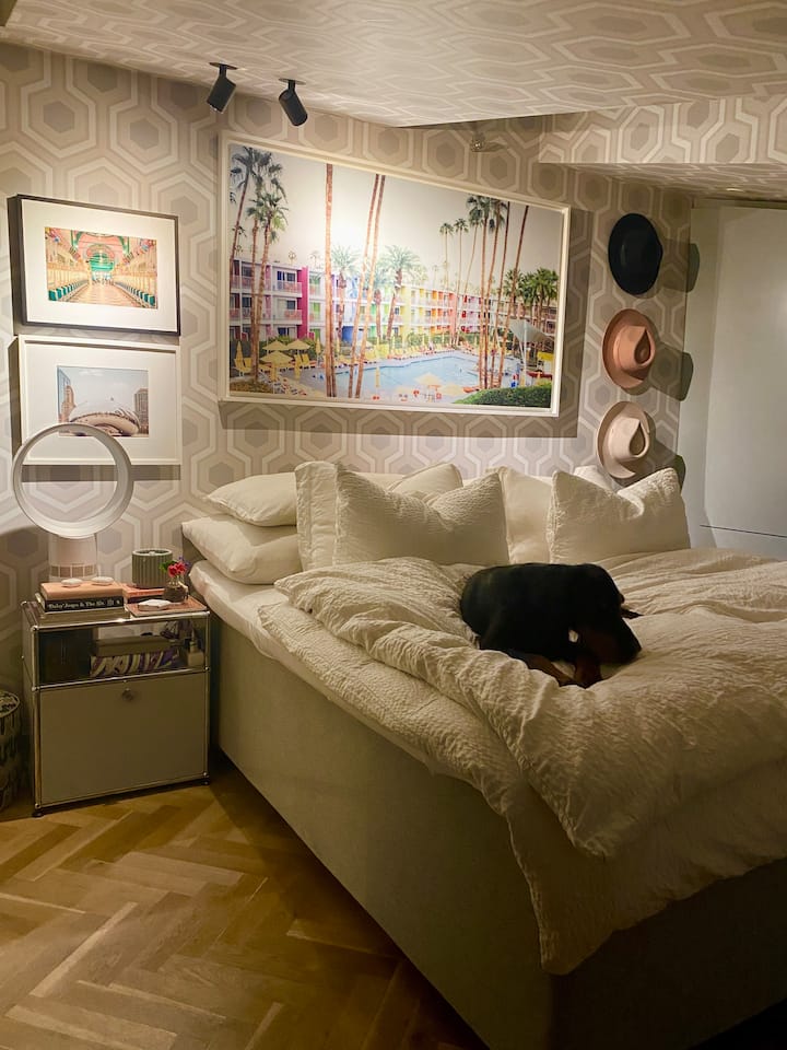 Chumba cha kulala ni kizuri na kitamu na kitanda kikubwa cha watu wawili 