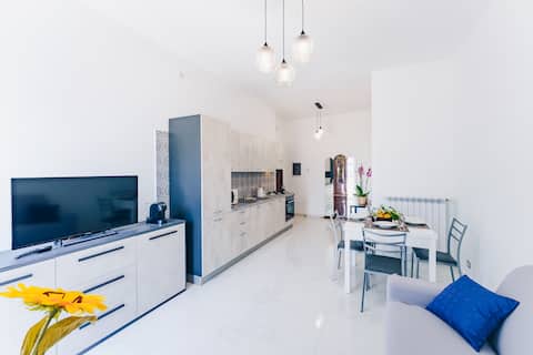 Top Airbnb: [A stone's throw from Piazza degli Eroi] Casa Rosa Gialla a Ischia