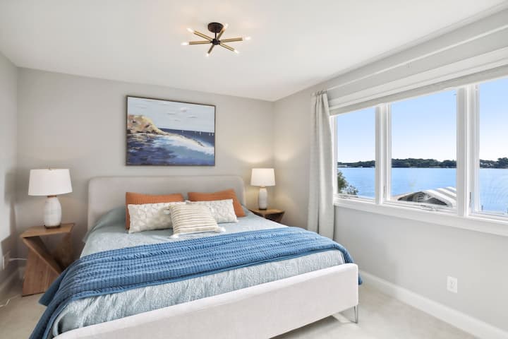 Chambre King au niveau principal avec belle vue sur le lac et penderie. 