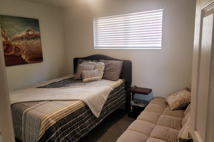 Спалня с регулируемо легло в цял размер и разтегателен диван (може да побере до 4 души)