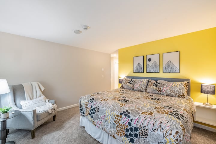 חדר שינה ראשי עם מיטת קינג סייז