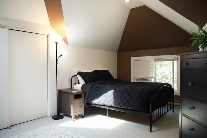 Chumba kikuu cha kulala, kitanda cha upana wa futi tano