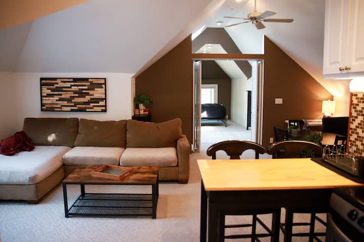 Mwonekano wa jiko, sebule na mlango wa chumba kikuu cha kulala