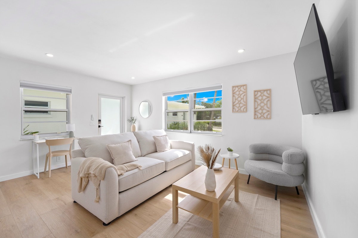 ห้องนั่งเล่นที่มีโซฟาเบดเมมโมรี่โฟมและพื้นที่ทำงาน