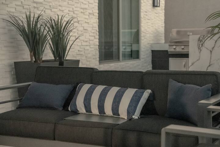 Luxury Oasis – Heated Pool – 10 mins From Strip! gallery image 5