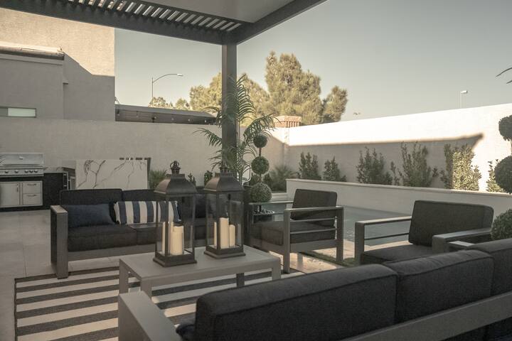 Luxury Oasis – Heated Pool – 10 mins From Strip! gallery image 2