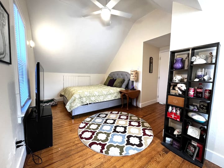 Sovrum på övervåningen - dubbelsäng och stor TV med Amazon Fire-
