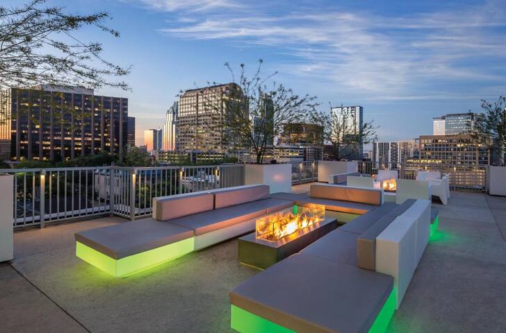 2BR Condo W/Rooftop pool for 6 gallery image 4