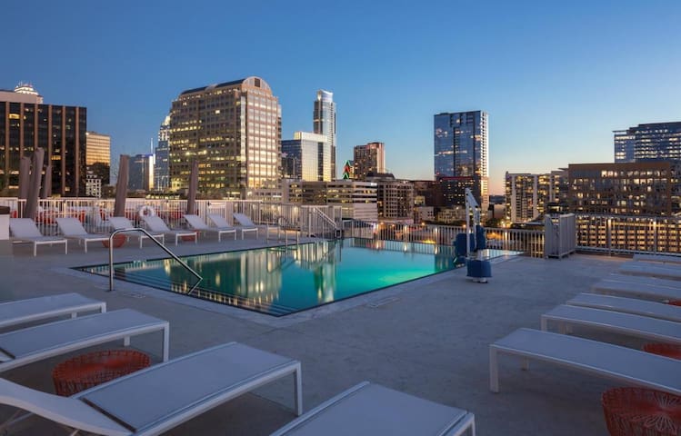2BR Condo W/Rooftop pool for 6