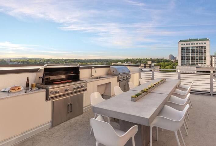 2BR Condo W/Rooftop pool for 6 gallery image 2