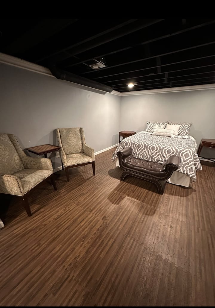 Megs Cozy Retreat - Youngstown, OH