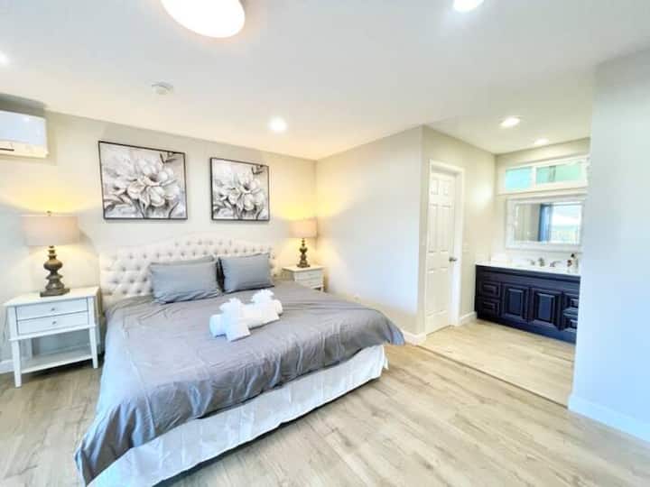 Dormitorio principal con una cama tamaño king 