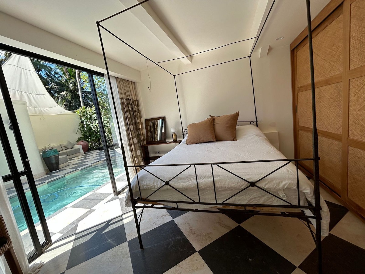 ห้องสระว่ายน้ำมีเตียงควีนไซส์