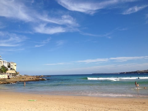 Top Airbnb: Splash 2Bdr opposite Bondi Beach. Balcony w views in Bondi Beach