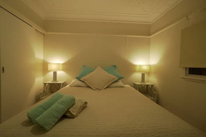 เตียงคิงไซส์ในเฮอริเทจคอทเทจ