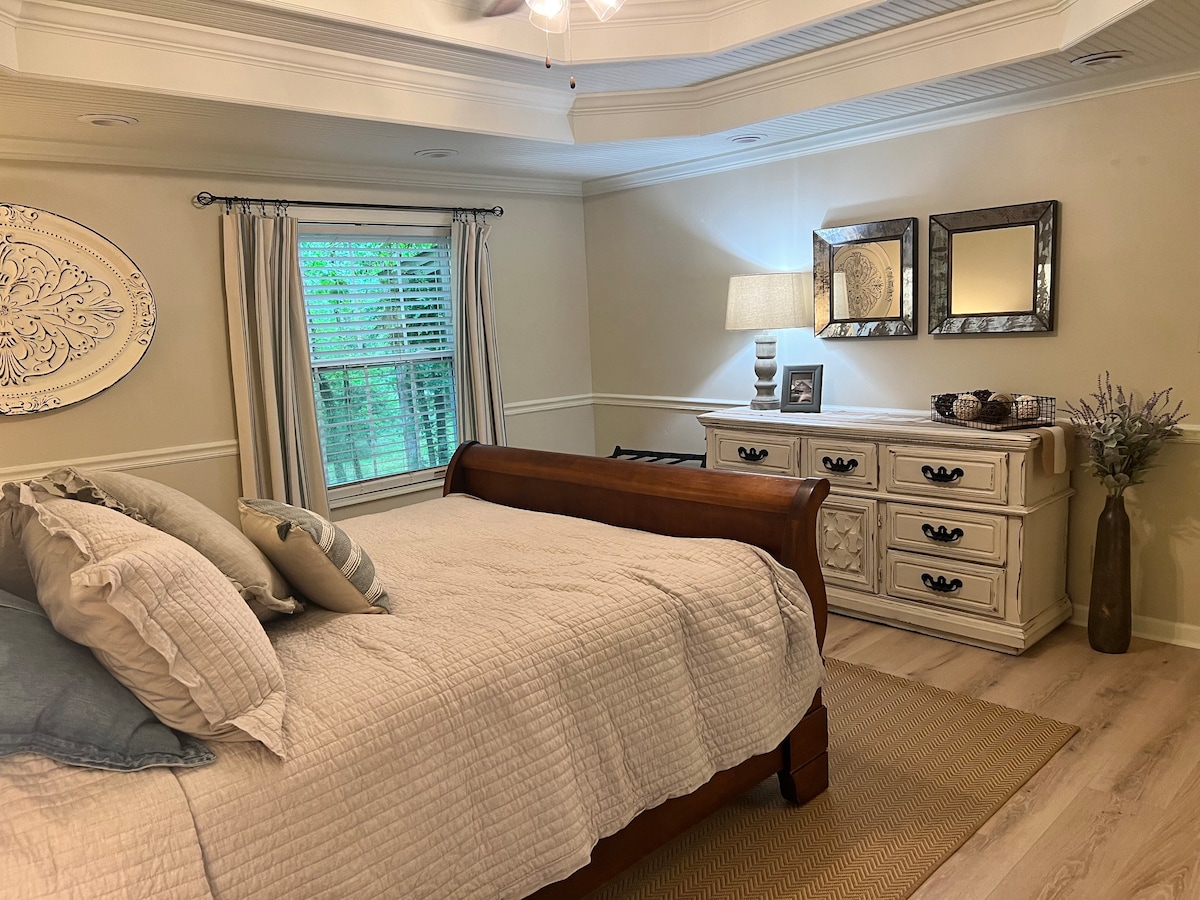 Მთავარი საძინებელი 152 × 203 სმ ზომის საწოლით 