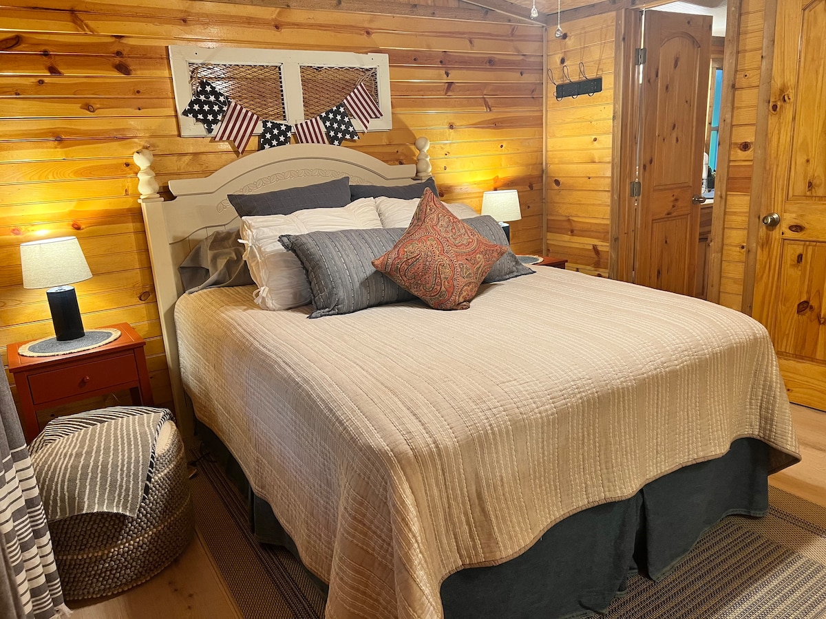 Მეორე საძინებელი 152 × 203 სმ ზომის საწოლით. 