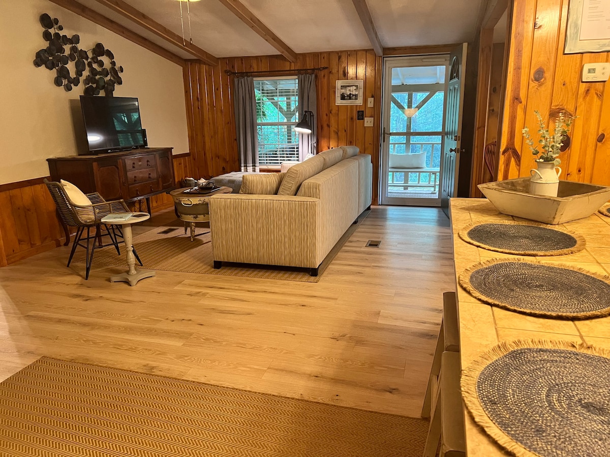 Ტელევიზორის ხედი სამზარეულოს კუნძულიდან 