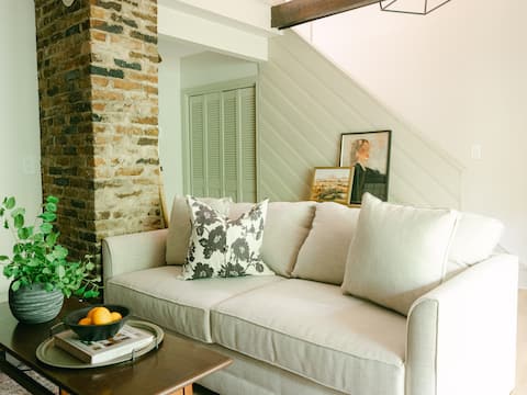 Top performing Airbnb: The Rosé Garden Wiley Loft, downtown St. Davids in Niagara On The Lake