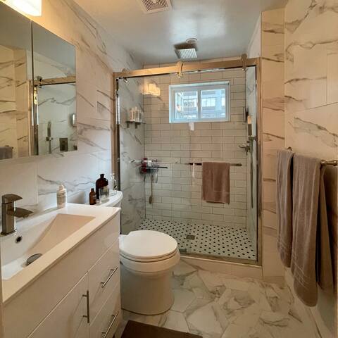 Renovated Private 2 Bedroom Apt in Chelsea (23/7) gallery image 5