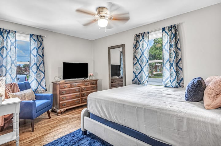 Gjithçka që të duhet, një krevat i ngrohtë, divan ftues, argëtim dhe një pamje e bukur. Qëndro brenda dhe çlodhu.