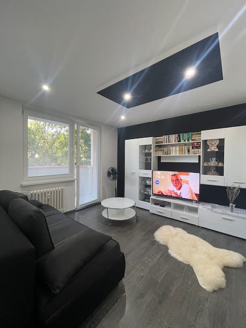 Cozy Apartment w/ Balcony – Pets Welcome