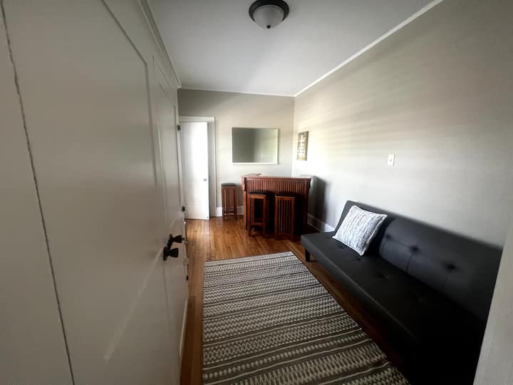 Anna's One Bedroom City View Apartment - Kenosha, WI