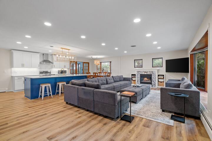 Large home w/ pool, hot tub & arcade gallery image 3