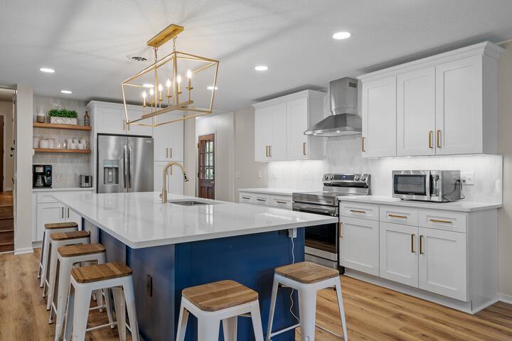 Large home w/ pool, hot tub & arcade gallery image 5