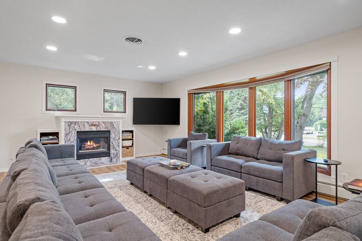 Large home w/ pool, hot tub & arcade gallery image 4