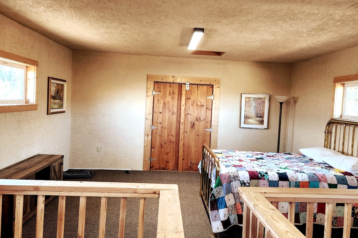 Დედოფლის საწოლი ბეღლის ზედა ლოფტში. Ხეობის ულამაზესი ხედები ამ კარ-ფანჯრებში!