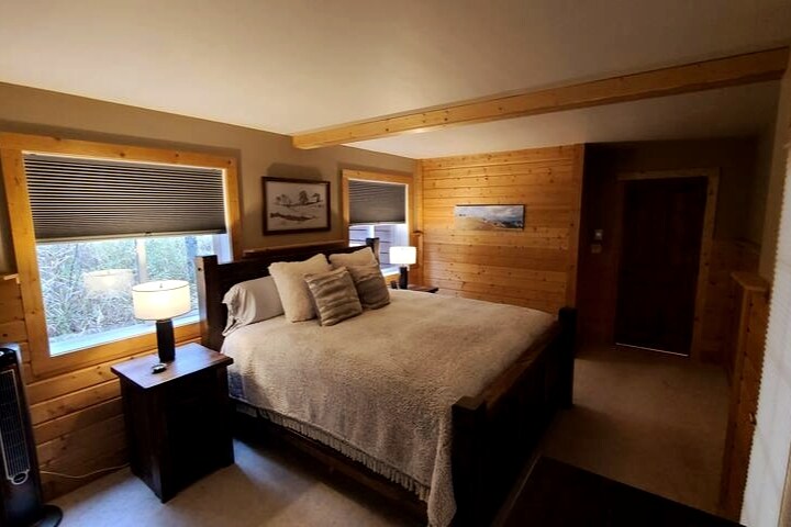 Ძირითად საძინებელში დგას დიდი ზომის საწოლი ახალი მატრასითა და მყუდრო თეთრეულით. Ამას გარდა, ხელმისაწვდომია ჰიდრომასაჟიანი აუზი პირდაპირ კარიდან!