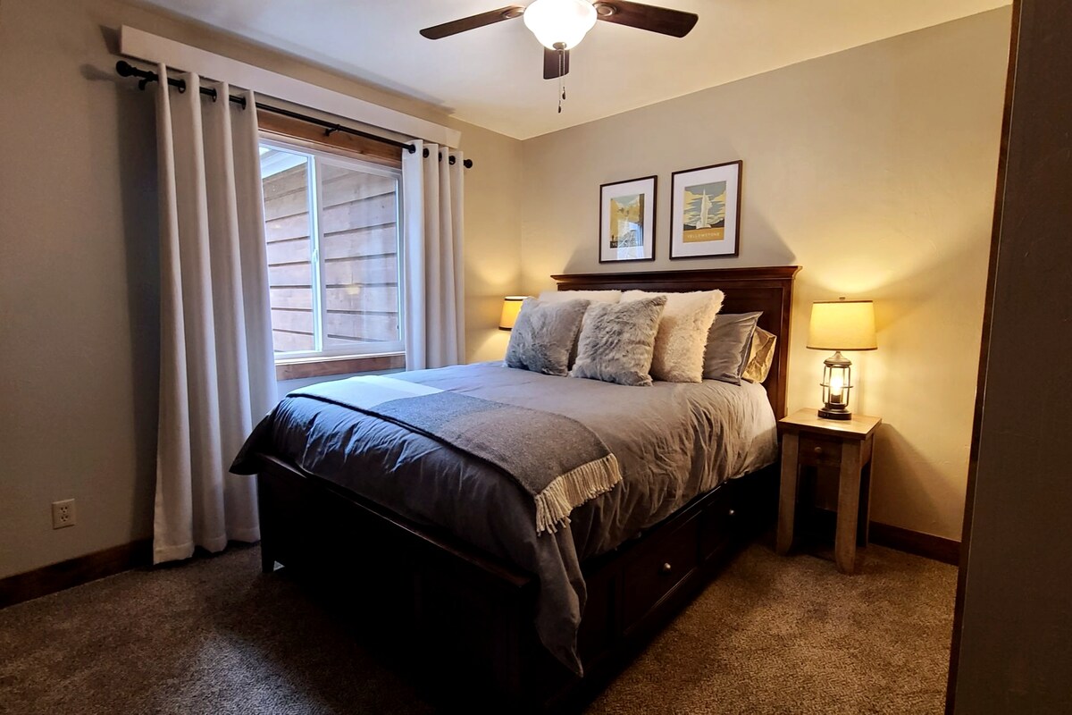 Მყუდრო საძინებელი Queen-ის ზემოთ.