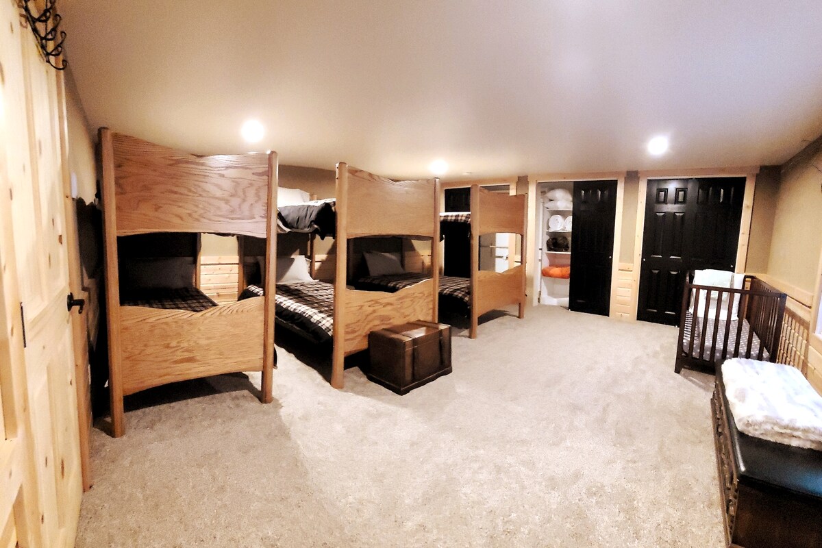 Ორსართულიანი ოთახი, რომელშიც მოთავსებულია 3 ტყუპი ზომის ორსართულიანი საწოლი, რომელშიც არის თბილი შევსებული საბანი და საწოლი თეთრეულით. Უამრავი ადგილი კიდოებისთვის ან უფრო დიდი ჯგუფებისთვის. Ამას გარდა, ხელმისაწვდომია თეთრეული!