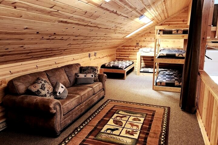 Ეს არის ლოფტის ორი სივრციდან ერთ-ერთი, სადაც 6 ფუნთუშა და გასაშლელი დივანია. Გაითვალისწინეთ, რომ ლოფტები ღიაა საერთო სივრცეში, მაგრამ აქვს ფარდა, რომელიც შეიძლება დაიხუროს 