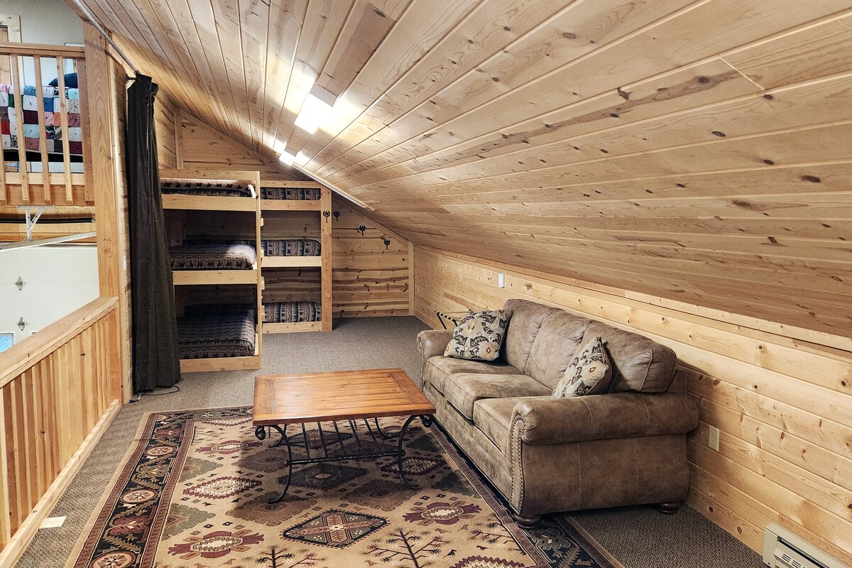 Მეორე ლოფტის სივრცე 6 ფუნთუშებითა და კიდევ ერთი გასაშლელი დივნით. Გაითვალისწინეთ, რომ ლოფტები ღიაა საერთო სივრცეში, მაგრამ აქვს ფარდა, რომელიც შეიძლება დაიხუროს 