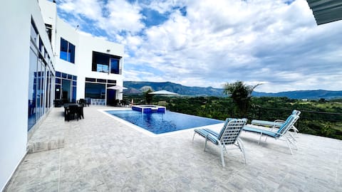 Good view. Country house with a pool and a viewpoint