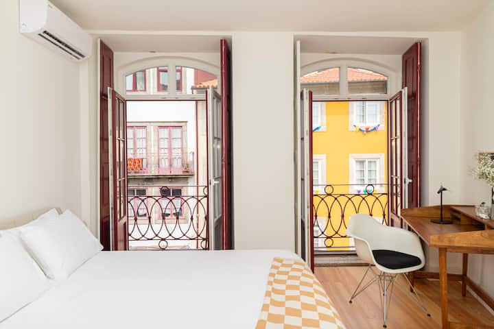 Chambre double avec décoration vintage et belle vue sur le centre historique