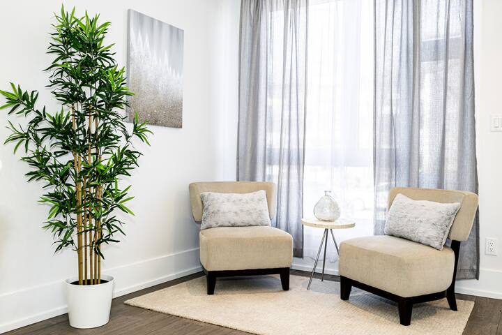 New & Luxe 3BR Home in Central Toronto gallery image 2