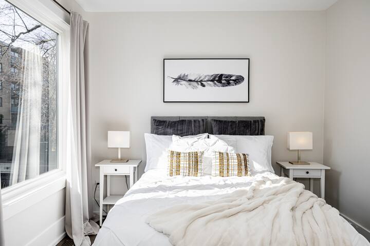 New & Luxe 3BR Home in Central Toronto gallery image 4